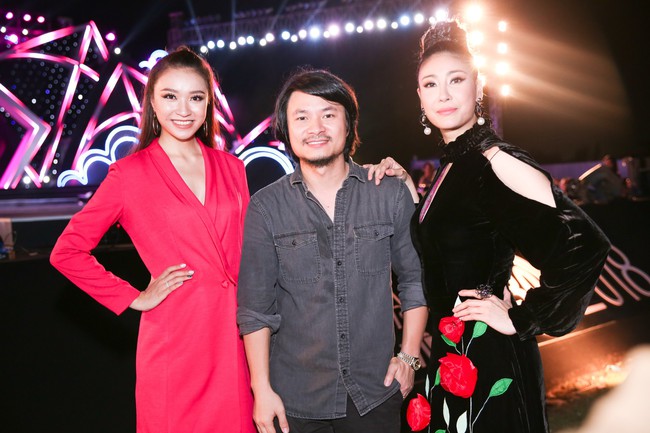 T&oacute;c ngắn rồi n&ecirc;n cũng chẳng cần v&aacute;y v&oacute;c ki&ecirc;u sa, Đỗ Mỹ Linh thoải m&aacute;i diện &aacute;o blouse quần ống đứng l&ecirc;n thảm đỏ - Ảnh 12.