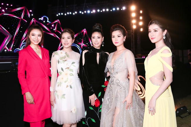 T&oacute;c ngắn rồi n&ecirc;n cũng chẳng cần v&aacute;y v&oacute;c ki&ecirc;u sa, Đỗ Mỹ Linh thoải m&aacute;i diện &aacute;o blouse quần ống đứng l&ecirc;n thảm đỏ - Ảnh 13.