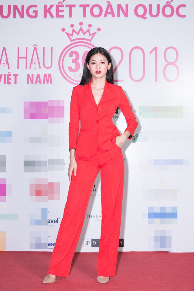 T&oacute;c ngắn rồi n&ecirc;n cũng chẳng cần v&aacute;y v&oacute;c ki&ecirc;u sa, Đỗ Mỹ Linh thoải m&aacute;i diện &aacute;o blouse quần ống đứng l&ecirc;n thảm đỏ - Ảnh 4.