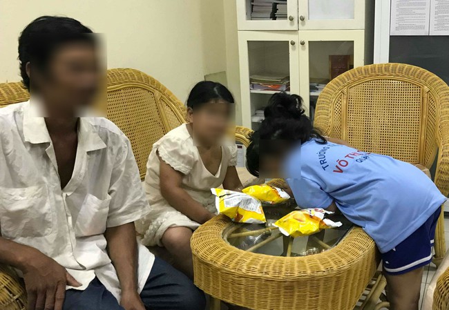 Người mẹ đau đớn l&agrave;m đơn tố c&aacute;o g&atilde; h&agrave;ng x&oacute;m hiếp d&acirc;m con g&aacute;i 5 tuổi: L&uacute;c hỏi, con b&eacute; khờ khạo n&oacute;i bị &ocirc;ng ấy l&agrave;m đau - Ảnh 6.