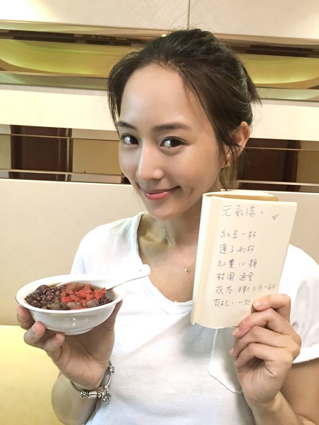 Học n&agrave;ng Du Phi (Trương Qu&acirc;n Ninh) b&iacute; quyết sở hữu l&agrave;n da căng mịn, kh&ocirc;ng ch&uacute;t nếp nhăn d&ugrave; đ&atilde; bước sang tuổi 36 - Ảnh 3.