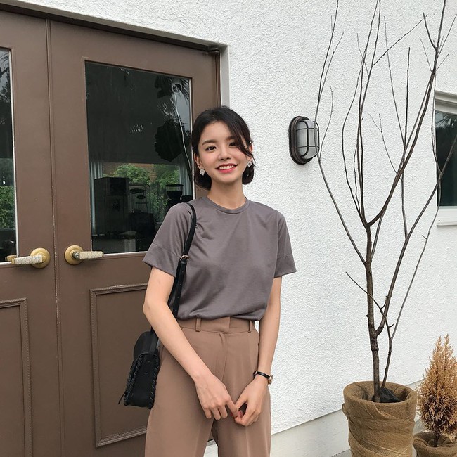 Muốn diện đồ đơn giản m&agrave; kh&ocirc;ng bị nh&agrave;m ch&aacute;n, c&aacute;c n&agrave;ng h&atilde;y ngắm qua street style Ch&acirc;u &Aacute; tuần n&agrave;y xem sao  - Ảnh 2.