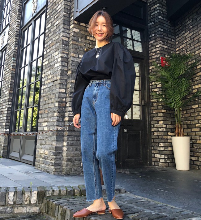 Muốn diện đồ đơn giản m&agrave; kh&ocirc;ng bị nh&agrave;m ch&aacute;n, c&aacute;c n&agrave;ng h&atilde;y ngắm qua street style Ch&acirc;u &Aacute; tuần n&agrave;y xem sao  - Ảnh 4.