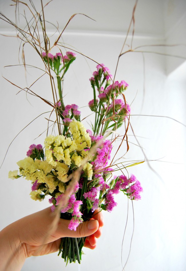 Hướng dẫn cách làm hoa khô đơn giản từ hoa tươi giúp nhà đẹp mà lại tiết kiệm chi phí - Ảnh 1.
