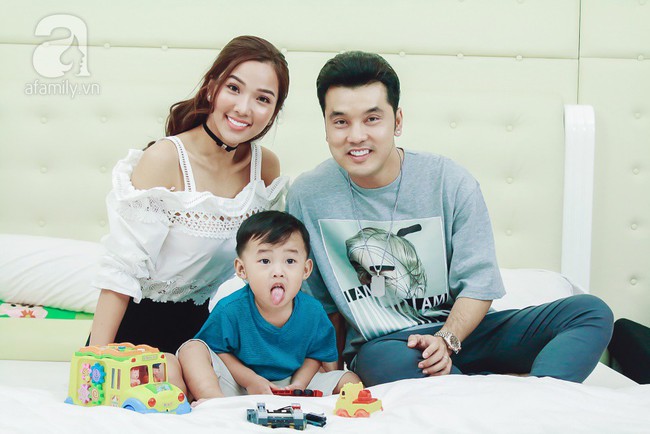 Ưng Ho&agrave;ng Ph&uacute;c: T&ocirc;i lầm l&igrave; &iacute;t n&oacute;i, cảm thấy c&oacute; lỗi v&igrave; qu&aacute; ỷ lại v&agrave;o vợ trẻ đẹp  - Ảnh 2.