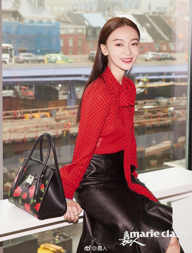 Phong cách của Dương Mịch và Lisa (Black Pink) khiến fan đã mắt bao nhiêu thì trông Ngô Cẩn Ngôn lại lép vế bấy nhiêu - Ảnh 7. Phong cách của Dương Mịch và Lisa (Black Pink) khiến fan đã mắt bao nhiêu thì trông Ngô Cẩn Ngôn lại lép vế bấy nhiêu - Ảnh 7.