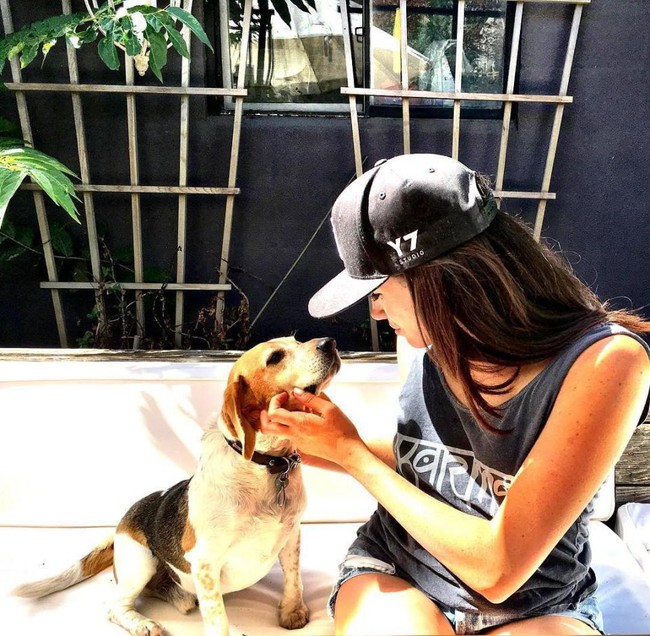 Bức ảnh Meghan mặc đồ đen dắt ch&oacute; cưng đi vệ sinh b&ecirc;n ngo&agrave;i cung điện ho&agrave;ng gia được lan truyền ch&oacute;ng mặt v&agrave; g&acirc;y tranh c&atilde;i v&igrave; điều n&agrave;y - Ảnh 2.