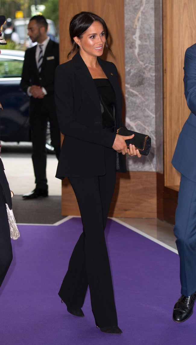 Meghan bị nhận x&eacute;t l&agrave; người lạnh l&ugrave;ng v&agrave; toan t&iacute;nh v&igrave; h&agrave;nh động phũ ph&agrave;ng n&agrave;y với những người bạn th&acirc;n của n&agrave;ng d&acirc;u ho&agrave;ng gia - Ảnh 1.