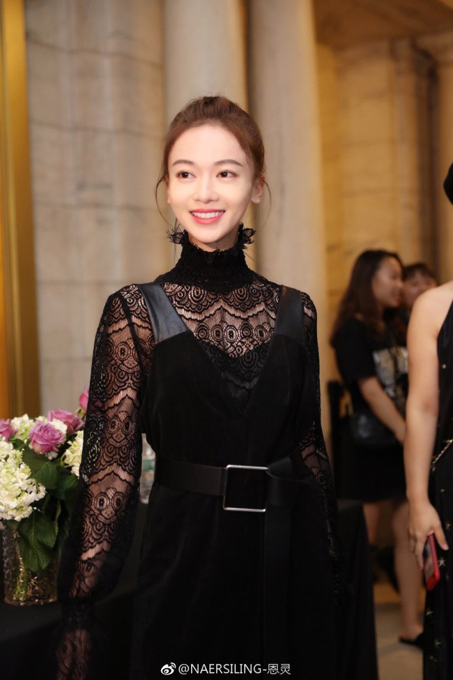 Ngô Cẩn Ngôn tại New York Fashion Week: Là thiếu khí chất đến mờ nhạt hay “thiên nga đen” sang chảnh? - Ảnh 1. Ngô Cẩn Ngôn tại New York Fashion Week: Là thiếu khí chất đến mờ nhạt hay “thiên nga đen” sang chảnh? - Ảnh 1.