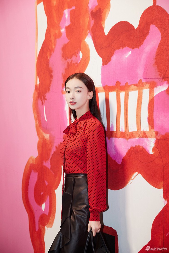 Ngô Cẩn Ngôn tại New York Fashion Week: Là thiếu khí chất đến mờ nhạt hay “thiên nga đen” sang chảnh? - Ảnh 2. Ngô Cẩn Ngôn tại New York Fashion Week: Là thiếu khí chất đến mờ nhạt hay “thiên nga đen” sang chảnh? - Ảnh 2.