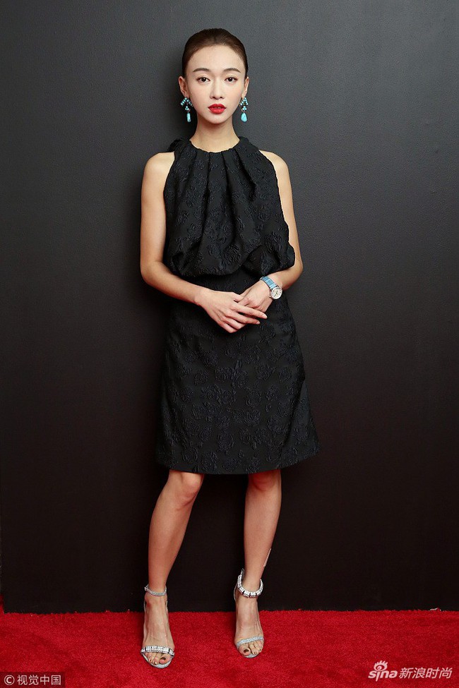 Ngô Cẩn Ngôn tại New York Fashion Week: Là thiếu khí chất đến mờ nhạt hay “thiên nga đen” sang chảnh? - Ảnh 3. Ngô Cẩn Ngôn tại New York Fashion Week: Là thiếu khí chất đến mờ nhạt hay “thiên nga đen” sang chảnh? - Ảnh 3.