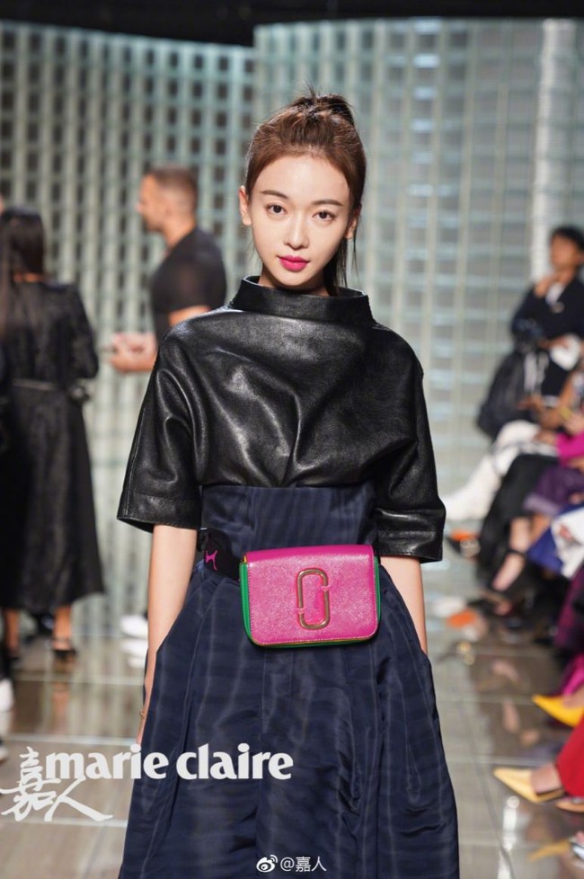Ngô Cẩn Ngôn tại New York Fashion Week: Là thiếu khí chất đến mờ nhạt hay “thiên nga đen” sang chảnh? - Ảnh 7. Ngô Cẩn Ngôn tại New York Fashion Week: Là thiếu khí chất đến mờ nhạt hay “thiên nga đen” sang chảnh? - Ảnh 7.