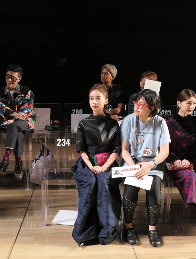 Ngô Cẩn Ngôn tại New York Fashion Week: Là thiếu khí chất đến mờ nhạt hay “thiên nga đen” sang chảnh? - Ảnh 9. Ngô Cẩn Ngôn tại New York Fashion Week: Là thiếu khí chất đến mờ nhạt hay “thiên nga đen” sang chảnh? - Ảnh 9.