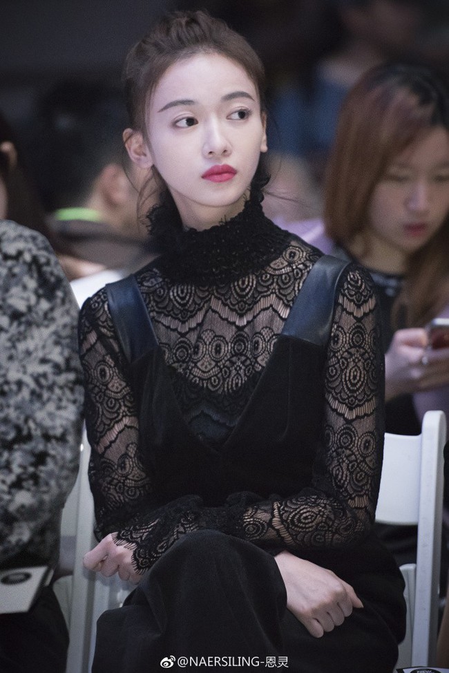 Ngô Cẩn Ngôn tại New York Fashion Week: Là thiếu khí chất đến mờ nhạt hay “thiên nga đen” sang chảnh? - Ảnh 10. Ngô Cẩn Ngôn tại New York Fashion Week: Là thiếu khí chất đến mờ nhạt hay “thiên nga đen” sang chảnh? - Ảnh 10.