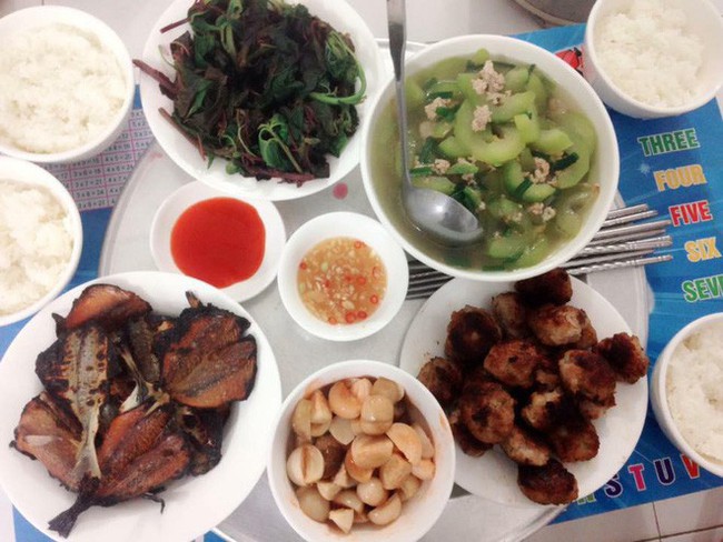 Than thở nấu cơm sinh vi&ecirc;n đủ c&aacute; thịt m&agrave; vẫn bị người y&ecirc;u ch&ecirc;, c&ocirc; g&aacute;i tưởng được an ủi ai ngờ bị n&eacute;m đ&aacute; r&agrave;o r&agrave;o - Ảnh 2.