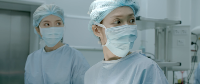 Hậu duệ Mặt trời: Khả Ng&acirc;n cố gắng qu&ecirc;n nhưng cứ đứng trước đại &uacute;y Song Lu&acirc;n l&agrave; lại y&ecirc;u say đắm - Ảnh 12.