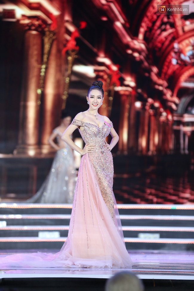 Chung kết HHVN 2018: Bên cạnh những bộ cánh dạ hội diễm lệ nhất thì cũng có vài lựa chọn dìm nhan sắc các người đẹp - Ảnh 2. Chung kết HHVN 2018: Bên cạnh những bộ cánh dạ hội diễm lệ nhất thì cũng có vài lựa chọn dìm nhan sắc các người đẹp - Ảnh 2.