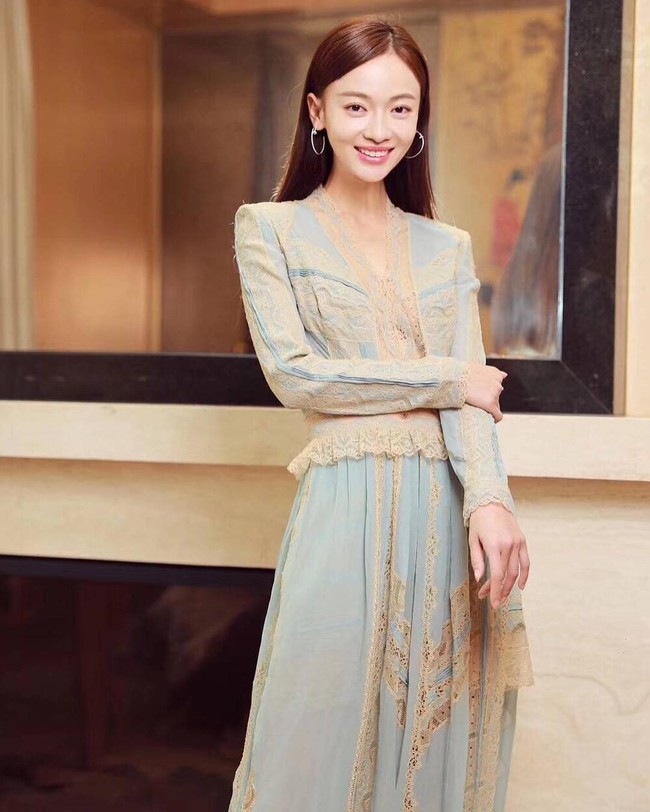 Hết bị ch&ecirc; tại Tuần lễ thời trang New York, trở về tay trong tay với C&agrave;n Long nhưng Anh Lạc vẫn mờ nhạt bởi khuyết điểm n&agrave;y  - Ảnh 4.