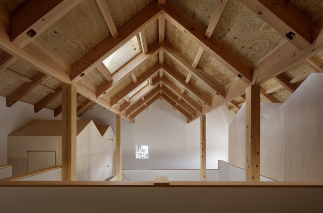 Ngôi nhà có mặt tiền 4 hình chữ nhật gây choáng vì cấu trúc gỗ đẹp tinh xảo bên trong - Ảnh 5.