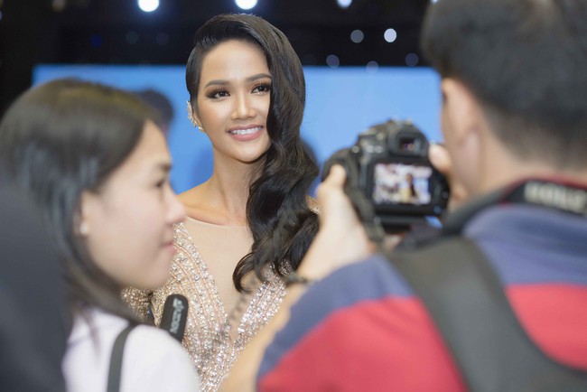 Cứ lần nào xuất hiện với tóc dài là HHen Niê trông cũng sai sai, hóa ra là vì chi tiết này - Ảnh 2. Cứ lần nào xuất hiện với tóc dài là HHen Niê trông cũng sai sai, hóa ra là vì chi tiết này - Ảnh 2.