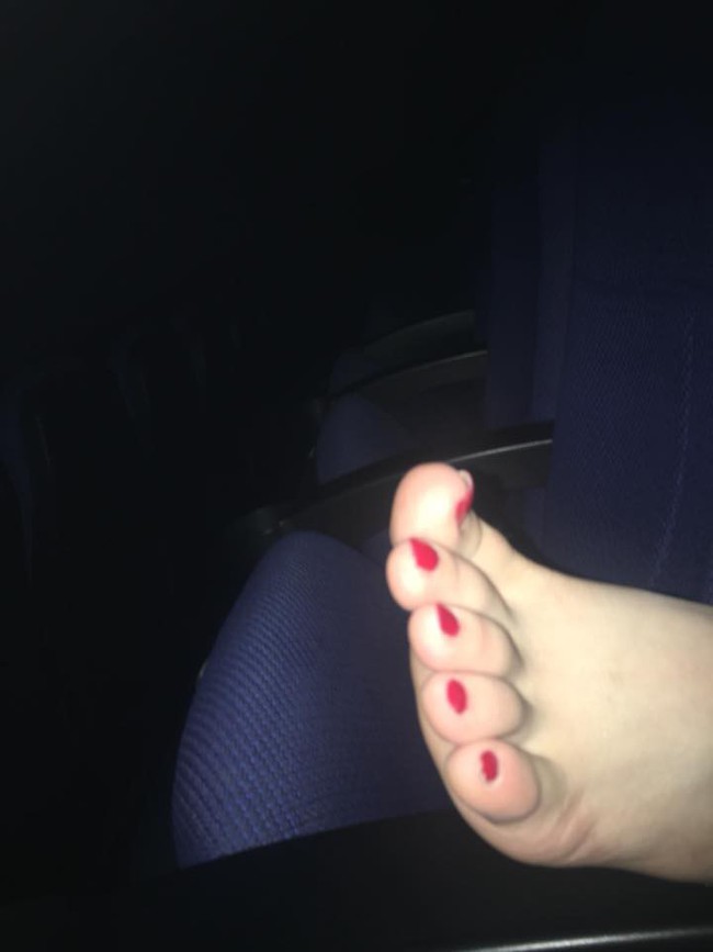 Bắt xe kh&aacute;ch về qu&ecirc; dịp lễ 2/9, c&ocirc; g&aacute;i &aacute;m ảnh nặng khi c&oacute; đ&ocirc;i b&agrave;n ch&acirc;n xinh ph&iacute;a sau d&iacute; thẳng v&agrave;o mặt - Ảnh 4.