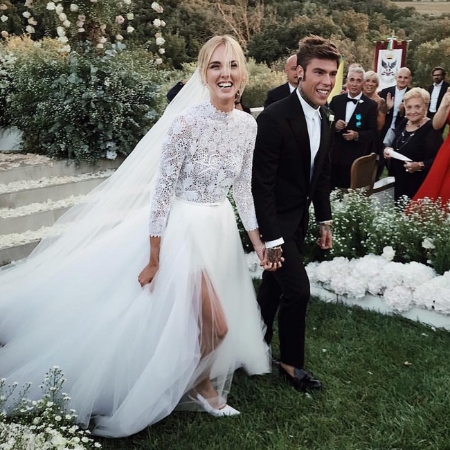 Váy cưới của hot fashionista Chiara Ferragni đẹp hơn tưởng tượng, được Dior thiết kế riêng và tốn tới 1600 giờ để hoàn thiện - Ảnh 1. Váy cưới của hot fashionista Chiara Ferragni đẹp hơn tưởng tượng, được Dior thiết kế riêng và tốn tới 1600 giờ để hoàn thiện - Ảnh 1.