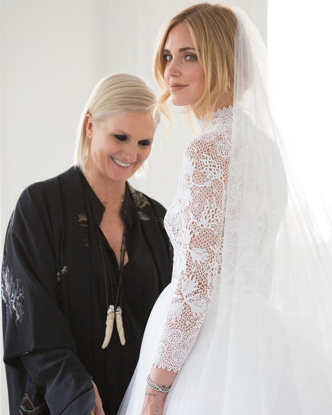 Váy cưới của hot fashionista Chiara Ferragni đẹp hơn tưởng tượng, được Dior thiết kế riêng và tốn tới 1600 giờ để hoàn thiện - Ảnh 2. Váy cưới của hot fashionista Chiara Ferragni đẹp hơn tưởng tượng, được Dior thiết kế riêng và tốn tới 1600 giờ để hoàn thiện - Ảnh 2.