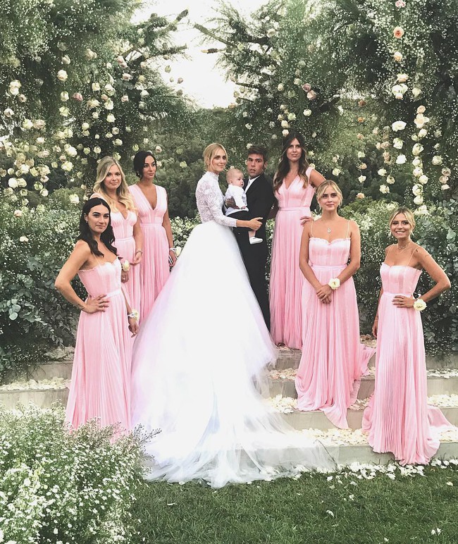 Váy cưới của hot fashionista Chiara Ferragni đẹp hơn tưởng tượng, được Dior thiết kế riêng và tốn tới 1600 giờ để hoàn thiện - Ảnh 7. Váy cưới của hot fashionista Chiara Ferragni đẹp hơn tưởng tượng, được Dior thiết kế riêng và tốn tới 1600 giờ để hoàn thiện - Ảnh 7.