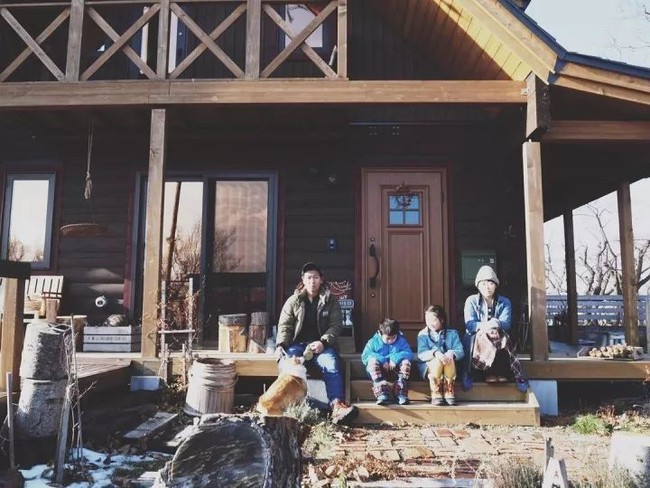 Cuộc sống yên bình bên ngôi nhà gỗ đẹp như một bài thơ của gia đình 4 người ở vùng nông thôn Nhật Bản - Ảnh 3.