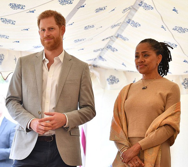 Meghan đ&atilde; l&agrave;m điều chưa từng c&oacute; trong lịch sử ho&agrave;ng gia khi c&oacute; h&agrave;nh động n&agrave;y đối với mẹ m&igrave;nh, ngay cả C&ocirc;ng nương Kate cũng kh&ocirc;ng l&agrave;m  - Ảnh 3.