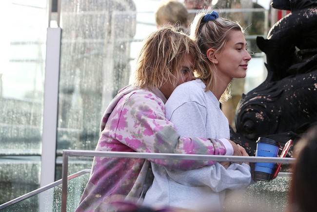 Sau clip ng&aacute;o đ&aacute; Justin Bieber bất ngờ ho&atilde;n đ&aacute;m cưới với Hailey Baldwin? - Ảnh 2.