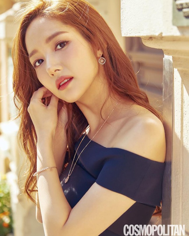 Tưởng không bao giờ lộ dấu vết dao kéo, Park Min Young gây xôn xao với chiếc mũi kỳ lạ trong hình tạp chí - Ảnh 4. Tưởng không bao giờ lộ dấu vết dao kéo, Park Min Young gây xôn xao với chiếc mũi kỳ lạ trong hình tạp chí - Ảnh 4.