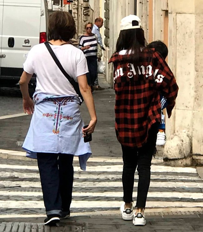 Quay phim bận rộn, Angela Baby mang theo qu&yacute; tử Bọt Biển Nhỏ sang tận Rome để tiện chăm s&oacute;c - Ảnh 5.