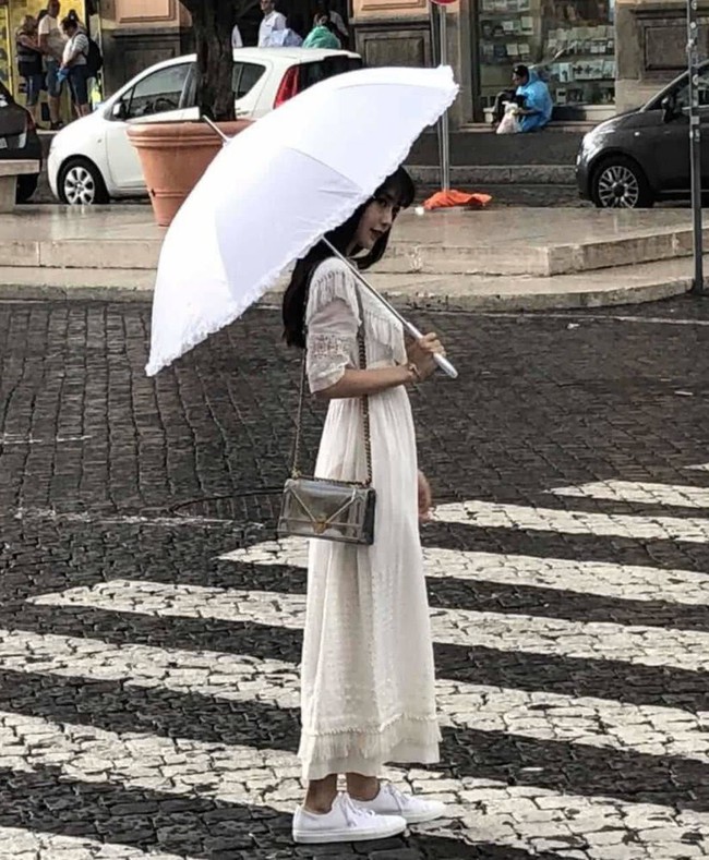 Quay phim bận rộn, Angela Baby mang theo qu&yacute; tử Bọt Biển Nhỏ sang tận Rome để tiện chăm s&oacute;c - Ảnh 8.