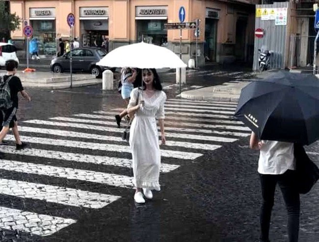 Quay phim bận rộn, Angela Baby mang theo qu&yacute; tử Bọt Biển Nhỏ sang tận Rome để tiện chăm s&oacute;c - Ảnh 9.