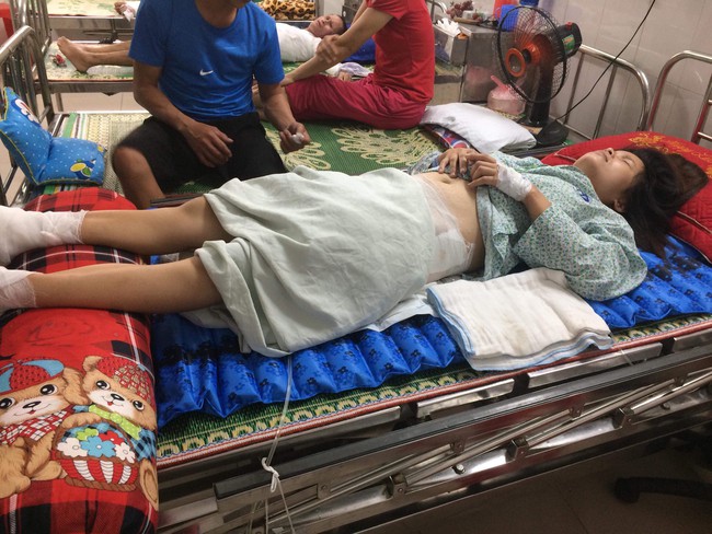 Bị bỏng nặng, da thịt thối rữa, người phụ nữ bị t&ecirc; liệt ch&acirc;n tay vẫn phải cắn răng chịu đựng v&igrave; kh&ocirc;ng đủ tiền nhập viện - Ảnh 4.