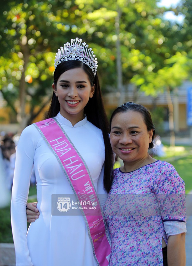 Hoa hậu Trần Tiểu Vy dịu d&agrave;ng trong t&agrave; &aacute;o d&agrave;i nữ sinh, về trường cũ tại Hội An dự lễ ch&agrave;o cờ - Ảnh 10.