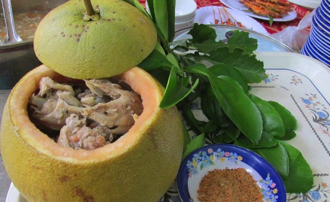 Thật nể người Đồng Nai, c&oacute; thể bắt cả con g&agrave; chui tọt v&agrave;o quả bưởi để l&agrave;m th&agrave;nh đặc sản lừng danh - Ảnh 3.