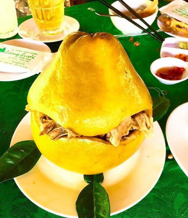 Thật nể người Đồng Nai, c&oacute; thể bắt cả con g&agrave; chui tọt v&agrave;o quả bưởi để l&agrave;m th&agrave;nh đặc sản lừng danh - Ảnh 1.