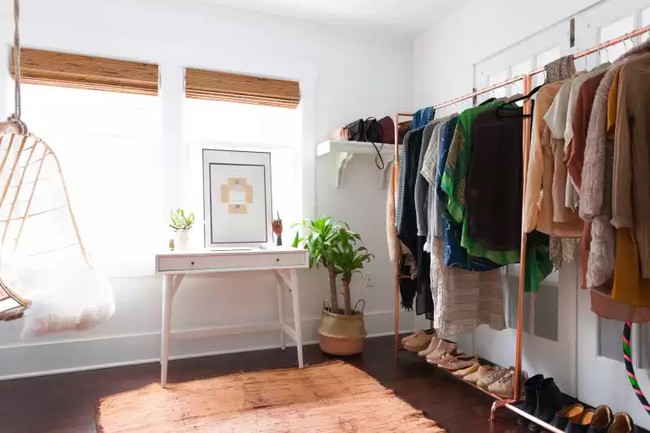 4 cách thiết kế tủ quần áo cực hợp lý trong những phòng ngủ chật hẹp - Ảnh 3.