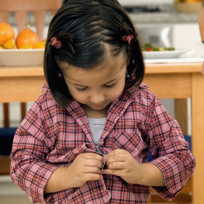 Theo phương pháp Montessori thì đây là 10 việc nên để con tự làm - Ảnh 1.
