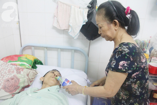 Ph&eacute;p m&agrave;u đến với người mẹ xin cơm từ thiện, nu&ocirc;i con trai liệt nửa người suốt 2 năm trời trong bệnh viện - Ảnh 8.