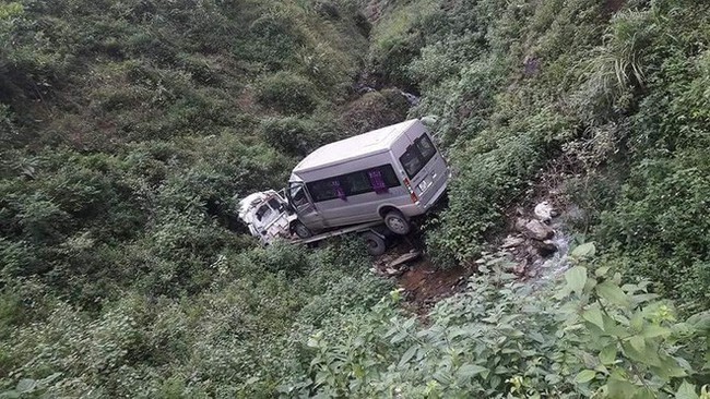 Xe cứu hộ chở &ocirc; t&ocirc; kh&aacute;ch 16 chỗ lao xuống vực, 2 người tử vong - Ảnh 1.