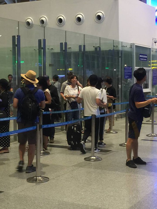 Nhã Phương - Trường Giang lại xuất hiện tại sân bay Đà Nẵng khu vực dành cho khách đi quốc tế, rộ tin đồn sang Hàn Quốc trăng mật - Ảnh 1.