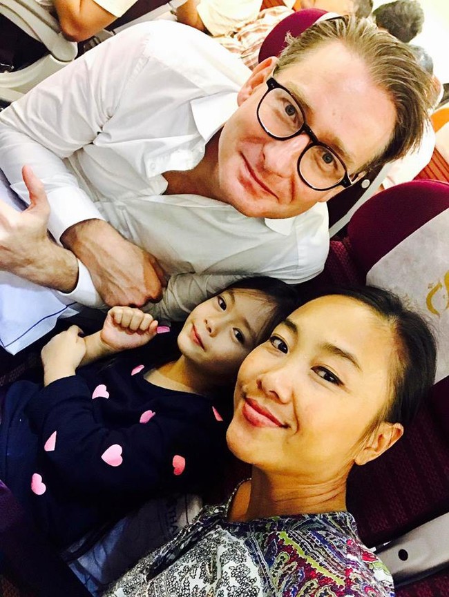 Đoan Trang khiến cả phi hành đoàn phải chờ đợi trong chuyến bay về Thụy Điển dự lễ tang bố chồng