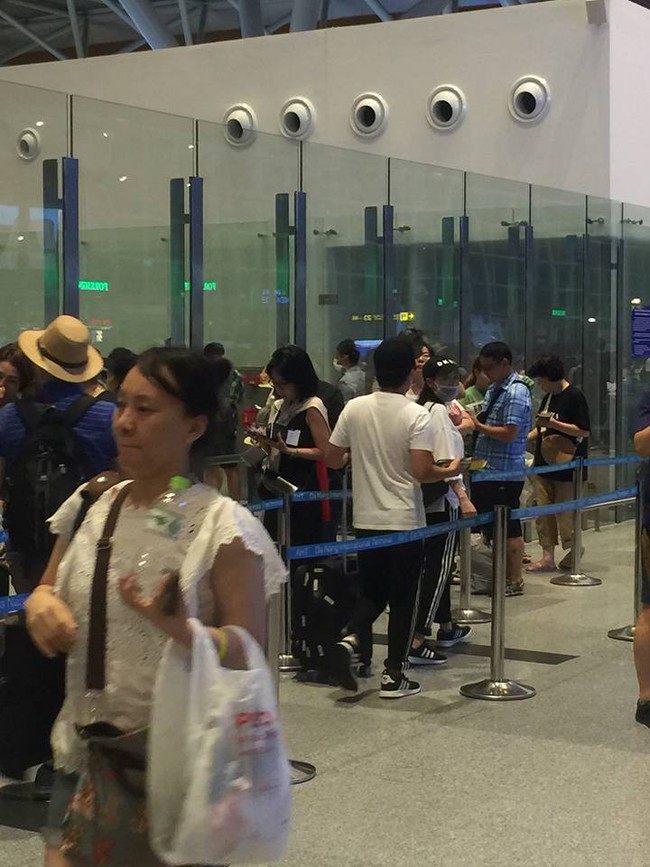 Nhã Phương - Trường Giang lại xuất hiện tại sân bay Đà Nẵng khu vực dành cho khách đi quốc tế, rộ tin đồn sang Hàn Quốc trăng mật - Ảnh 2.