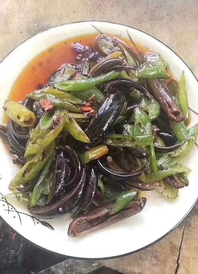 Hết nghỉ lễ, nếu chưa nghĩ ra m&oacute;n g&igrave; lạ để đổi gi&oacute; cho cả nh&agrave; th&igrave; mời chị em tham khảo đặc sản đỉa x&agrave;o đỗ cove - Ảnh 2.