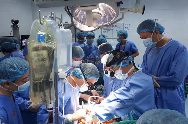 Kỹ sư x&acirc;y dựng H&agrave; Nội gặp nạn khi c&ocirc;ng t&aacute;c ở đảo trong Nam, vợ nghẹn ng&agrave;o hiến tạng chồng cứu 4 người xa lạ - Ảnh 2.