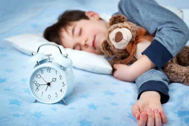 Nhìn bảng thời gian ngủ được chuyên gia khuyến cáo, nhiều cha mẹ sẽ giật mình vì con đang thiếu ngủ trầm trọng - Ảnh 4.
