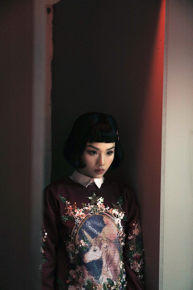 B&agrave; nội Miu L&ecirc; h&oacute;a th&acirc;n th&agrave;nh ma xẻng khiến kh&aacute;n giả kh&ocirc;ng hiểu đang đ&oacute;ng MV hay phim kinh dị - Ảnh 5.